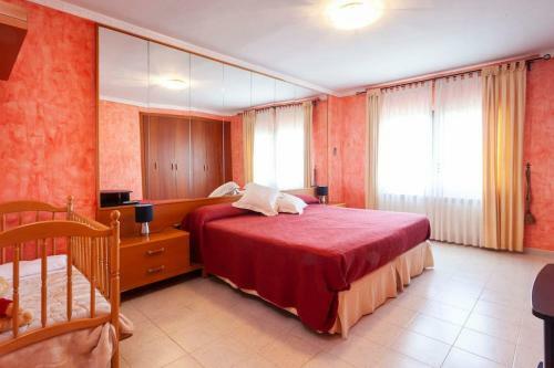 Amplio Chalet Con Gran Piscina Y Jardin
