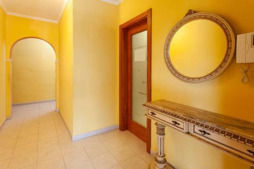 Amplio Chalet Con Gran Piscina Y Jardin