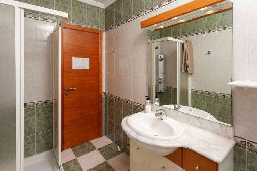Amplio Chalet Con Gran Piscina Y Jardin