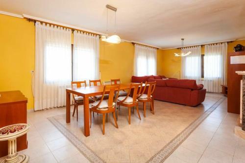Amplio Chalet Con Gran Piscina Y Jardin