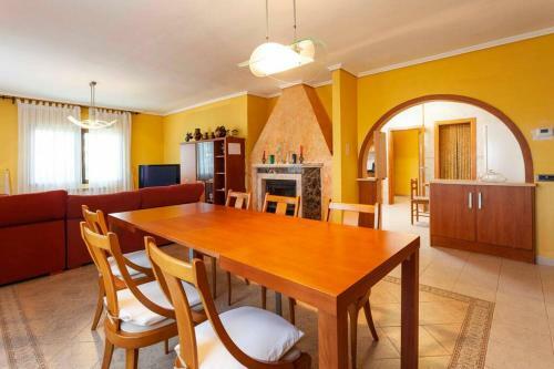 Amplio Chalet Con Gran Piscina Y Jardin