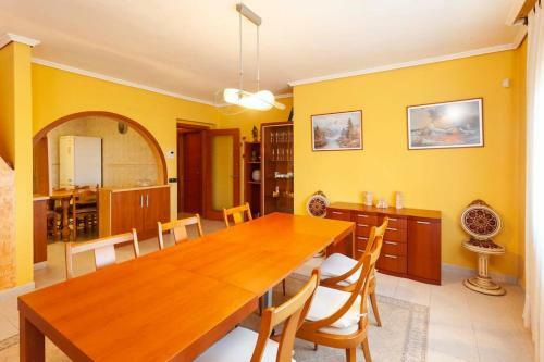Amplio Chalet Con Gran Piscina Y Jardin