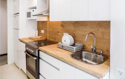 Beautiful Apartment In Vinar�s With 3 Bedrooms