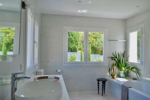 New 4 Bed Designer Villa With Pool