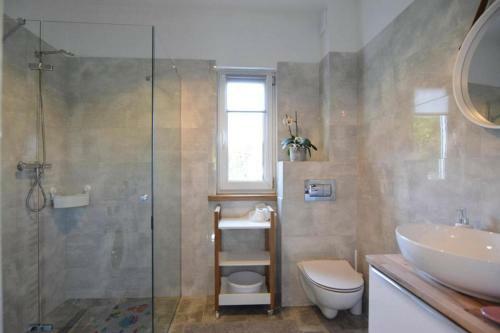 Holiday Home, Debina