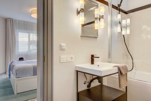 Modern, Bright And Welcoming Oceanfront Apartment