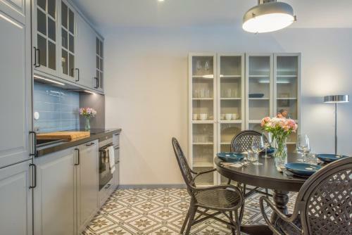 Modern, Bright And Welcoming Oceanfront Apartment