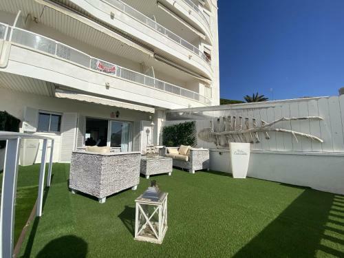 R126 Beachfront Apartment Sant Salvador
