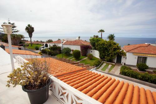 Chalet Adosado Con Terraza Y Azotea