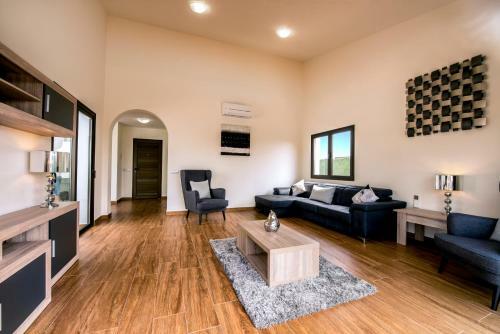 5 Star Luxury Villa, Private Heated Pool, Golf & Sea Views.