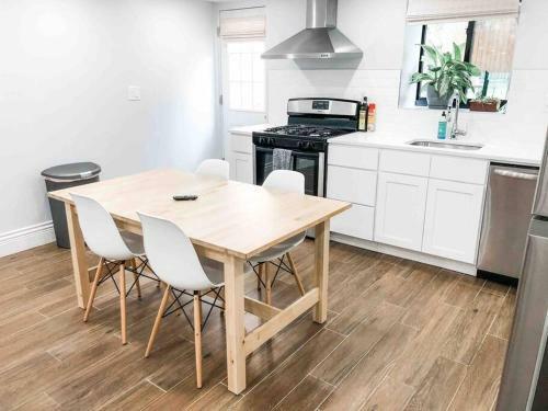 Luxury Apartment With Backyard + Close Transportation