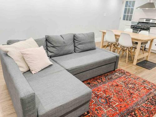 Luxury Apartment With Backyard + Close Transportation