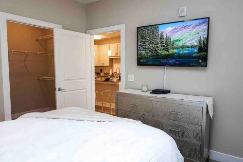 Luxury Keyless Smart Apartment W/indoor Fireplace