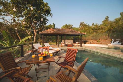 Villa Cliffhouse By Hireavilla, Candolim