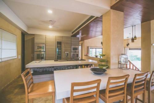 Villa Cliffhouse By Hireavilla, Candolim