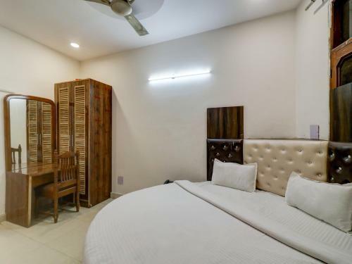 Hotel Capital O 82559 Royal Plaza