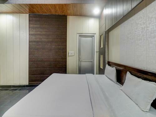 Hotel Capital O 82559 Royal Plaza