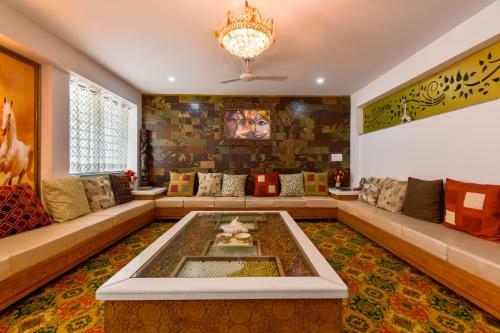 Hotel Oyo 61219 Abhi Town House