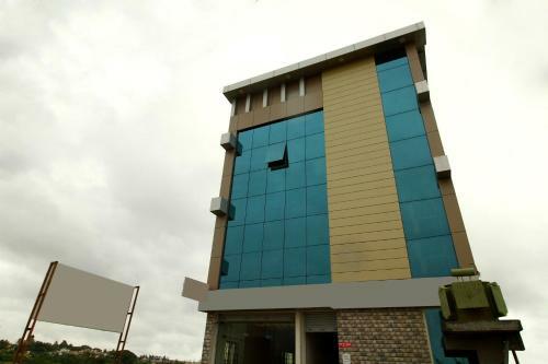 Hotel Vaccinated Staff- Oyo 14360 Park Inn