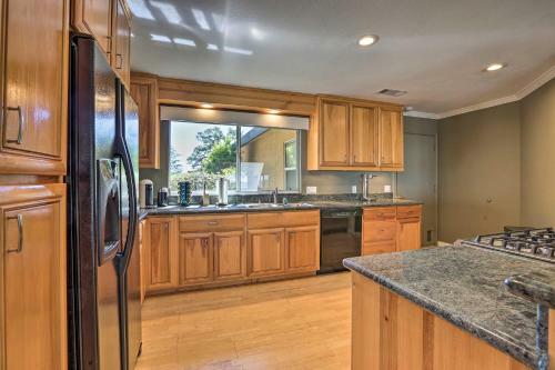 Luxe Auburn Hideaway With Tennis Court And Views!