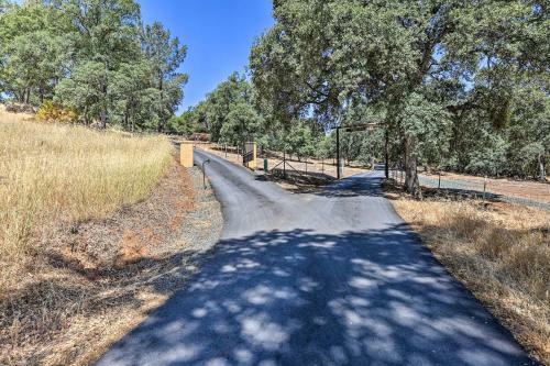 Luxe Auburn Hideaway With Tennis Court And Views!