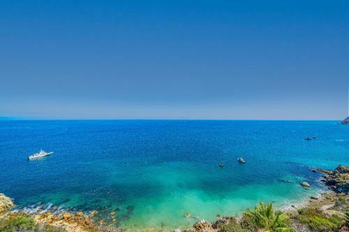 Oceanfront Villa With One Of A Kind Amazing View!!