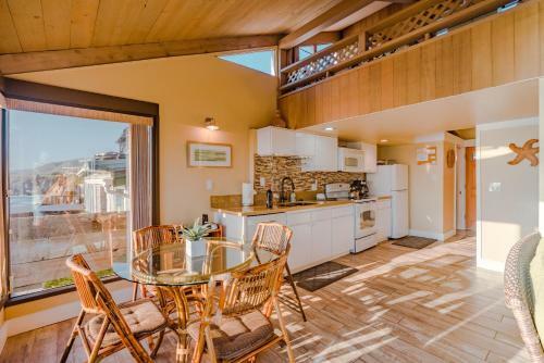 Seamist Beach Cottage, Private Beach & Ocean Views