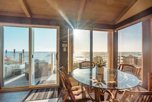 Seamist Beach Cottage, Private Beach & Ocean Views