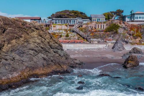 Seamist Beach Cottage, Private Beach & Ocean Views