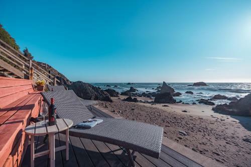 Seamist Beach Cottage, Private Beach & Ocean Views