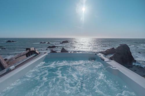 Seamist Beach Cottage, Private Beach & Ocean Views