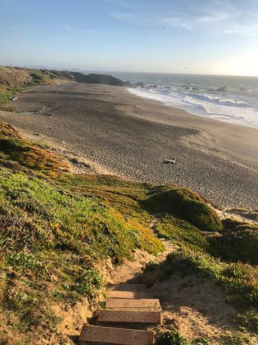 Seamist Beach Cottage, Private Beach & Ocean Views