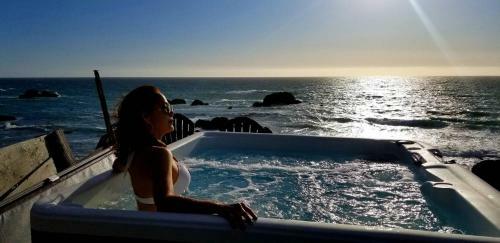Seamist Beach Cottage, Private Beach & Ocean Views