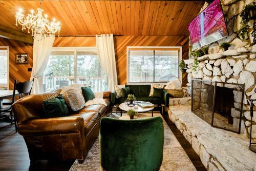 Old Hollywood Lodge-pets, Hottub-sauna, Speakeasy!