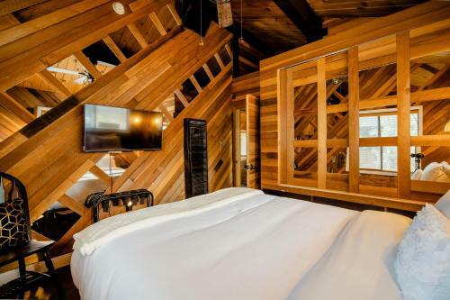 Old Hollywood Lodge-pets, Hottub-sauna, Speakeasy!