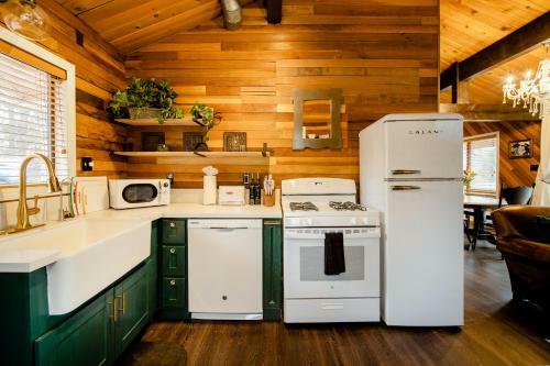 Old Hollywood Lodge-pets, Hottub-sauna, Speakeasy!
