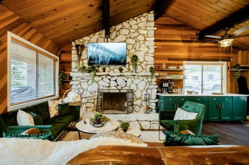 Old Hollywood Lodge-pets, Hottub-sauna, Speakeasy!