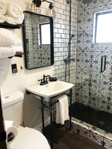 Old Hollywood Lodge-pets, Hottub-sauna, Speakeasy!