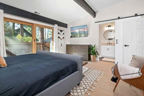 Modern Split Level Cabin -hot Tub & Game Room