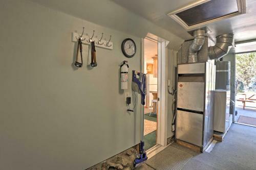 Cozy Cottage With Spacious Yard About 4 Mi To Ski!