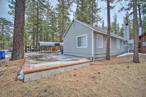 All-season Big Bear Home With Stone Fireplace!