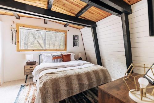 Stylish Big Bear Cabin With Deck And Fireplace!
