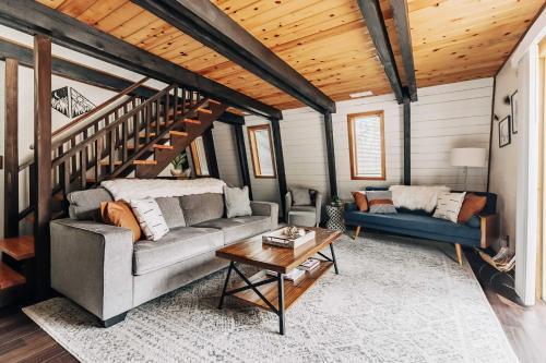 Stylish Big Bear Cabin With Deck And Fireplace!