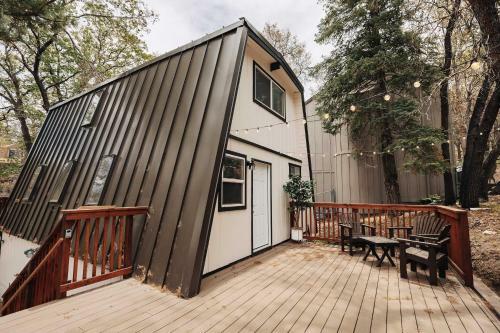 Stylish Big Bear Cabin With Deck And Fireplace!