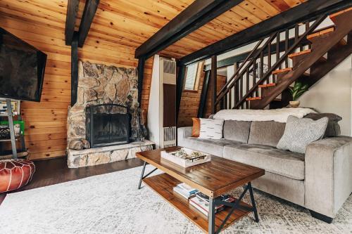 Stylish Big Bear Cabin With Deck And Fireplace!