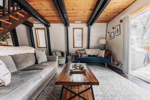 Stylish Big Bear Cabin With Deck And Fireplace!