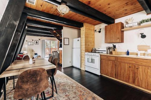 Stylish Big Bear Cabin With Deck And Fireplace!