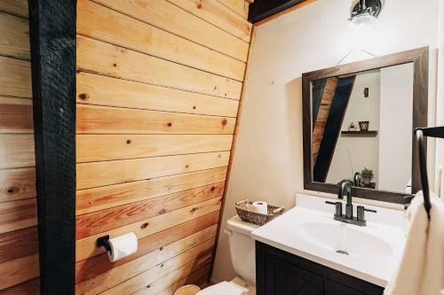 Stylish Big Bear Cabin With Deck And Fireplace!