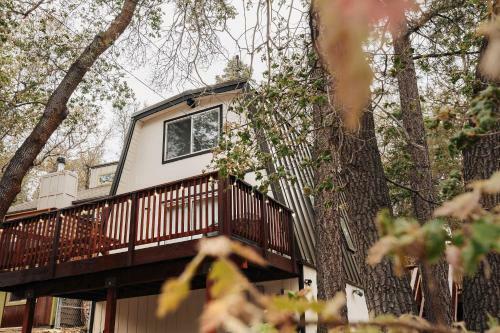 Stylish Big Bear Cabin With Deck And Fireplace!