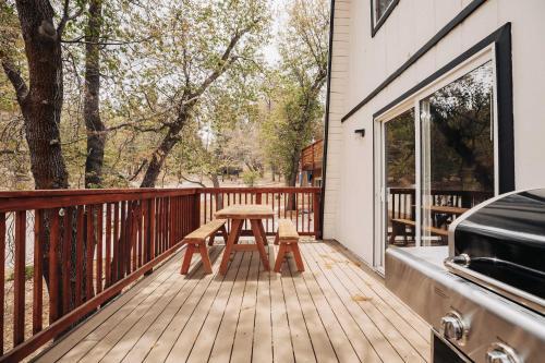 Stylish Big Bear Cabin With Deck And Fireplace!